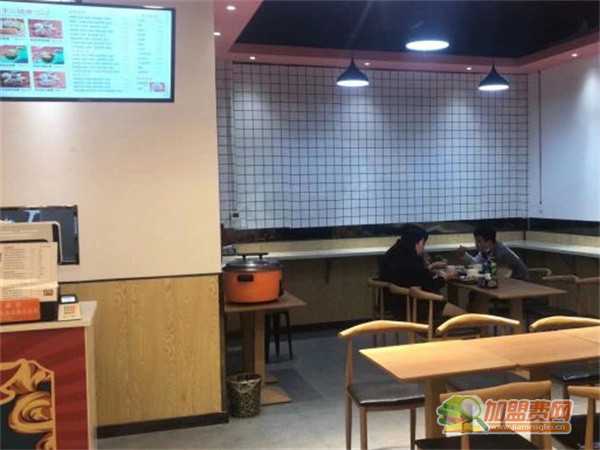 臻湘现炒木桶饭加盟